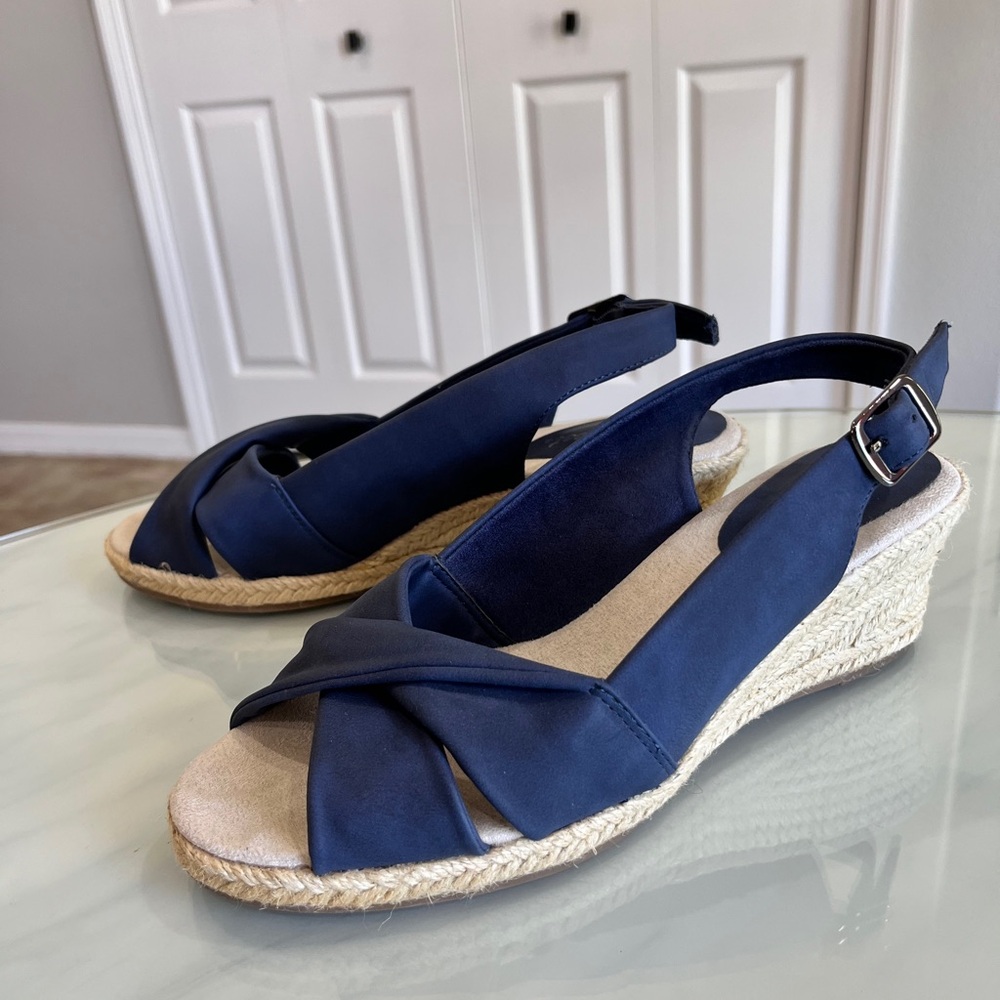EUC Easy Street navy blue peep toe slingback sandals 8.5W